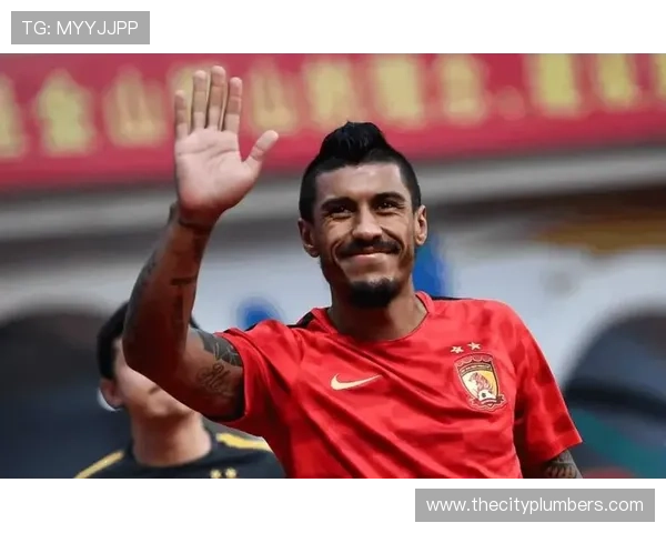 保利尼奥中场风格解析：攻守兼备表现稳健