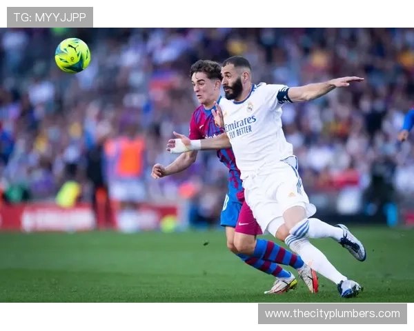 卡瓦哈尔与维尼修斯配合默契，右路进攻表现稳健