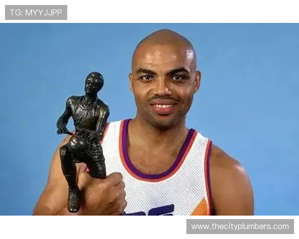 查尔斯·巴克利篮下强攻制造对抗 提升球队内线得分效率