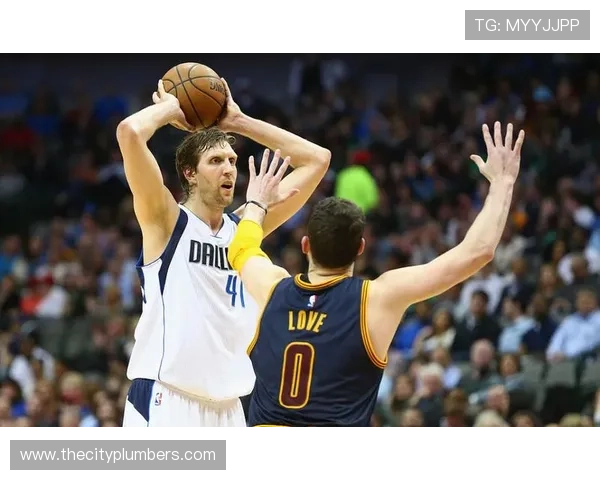 诺维茨基无球跑位拉开空间胜过库里持球组织